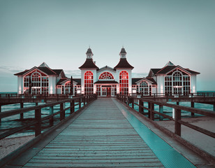 Naklejka premium Seebrucke Sellin on island Rugen, tinted image