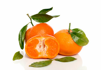 Mandarinen und Mandarinenhälfte