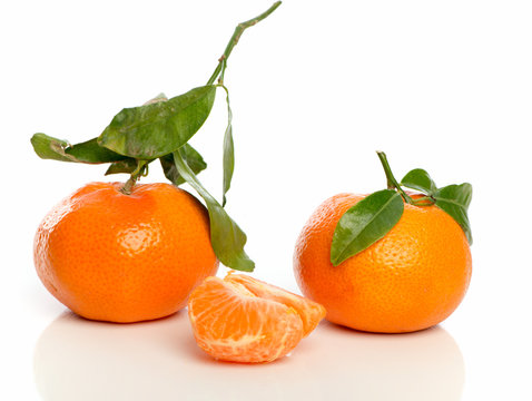 Mandarinen und Fruchtstücke