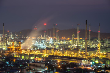 Fototapeta na wymiar Oil refinery in the twilight sky