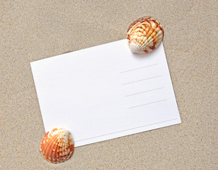 Postkarte im Sand am Strand Muscheln