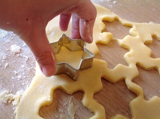 Preparazione biscotti a forma di stella.