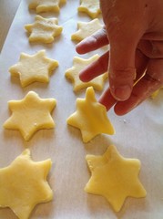 Biscotti a forma di stelle pronti per essere infornati.