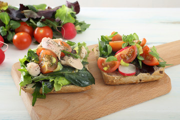 fette di pane con insalata pomodori e tonno