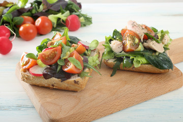fette di pane con insalata pomodori e tonno