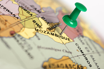Fototapeta premium Lokalizacja Mozambik. Zielona szpilka na mapie.