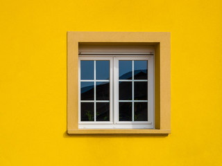 Modernes PVC Sprossenfenster in leuchtend gelber Fassade