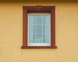 PVC Fenster mit Messingsprossen und Sandsteinfenstereinfassung