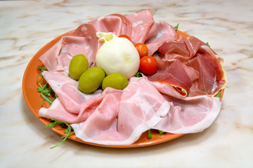 entrada de presunto, fiambre, mortadela e mozarela