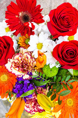 Obraz na płótnie Canvas Rote Rosen und Gerbera im farbenfrohen Bouquet