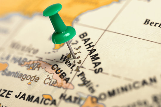 Location Bahamas. Green pin on the map.