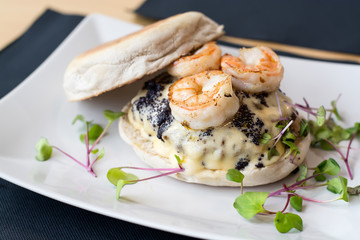 Hamburguer em bolo do caco com queijo, camarão e caviar
