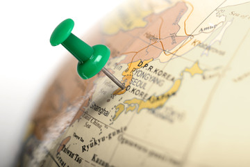 Obraz premium Location South Korea. Green pin on the map.