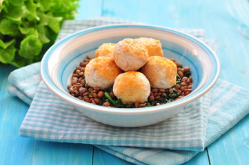 Lentil with spinach and meatballs from a turkey