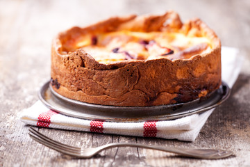 Käsekuchen auf Holz