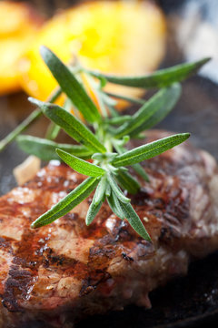 Closeup von Rosmarin auf einem Steak