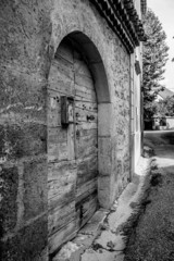 ancienne porte vieux village en noir et blanc