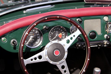Obraz premium wnętrze samochodu klasycznego mocnego kabrioletu