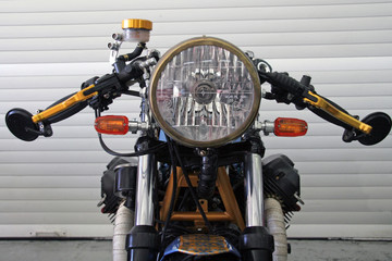 vista frontal motocicleta customizada