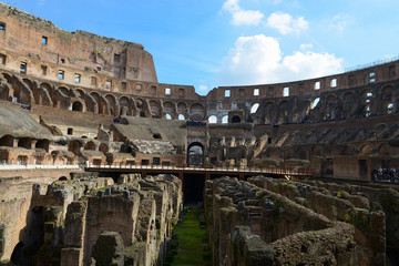 Fototapeta na wymiar Interno ed esterno del Colosseo