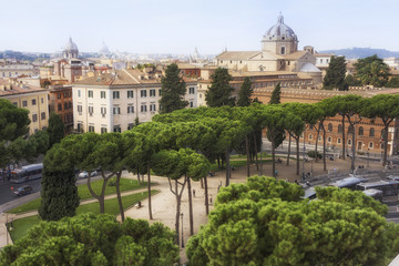 Fototapeta na wymiar Blick vom Altare della Patria auf die Piazza D'Aracoeli in Rom,