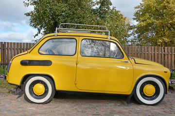 Obraz na płótnie Canvas Yellow car vintage style