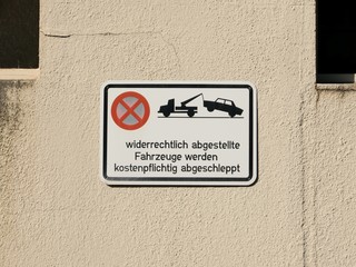 Halteverbot mit Abschlepphinweis