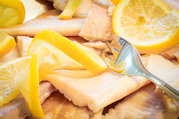 Fischplatte, Forellenfilet mit Zitrónenscheiben garniert