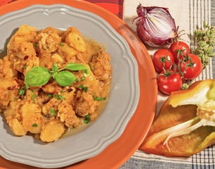 Piatto di spezzatino con patate e diversi ingredienti