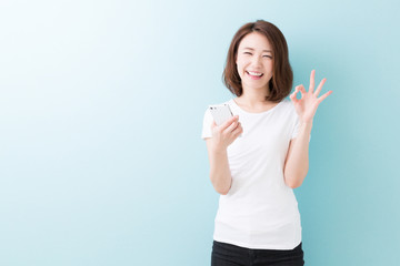 スマートフォンを見る女性