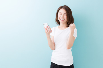 スマートフォンを見る女性