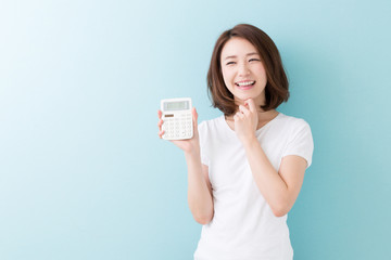 Naklejka premium 電卓を持つ女性