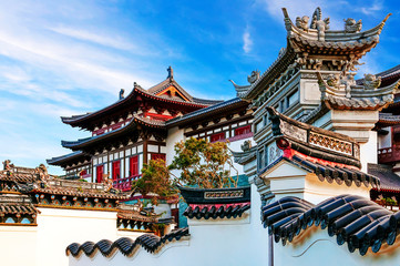 Blauer Himmel und weiße Wolken, alte chinesische Architektur