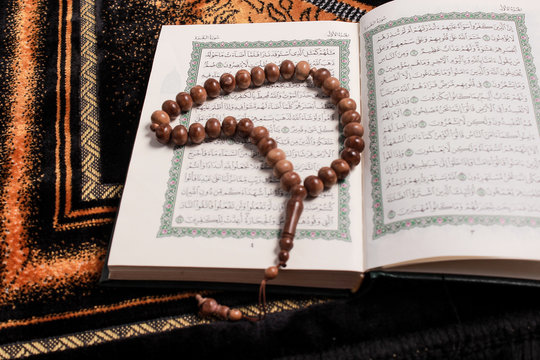 Tasbih with the Quran as a background