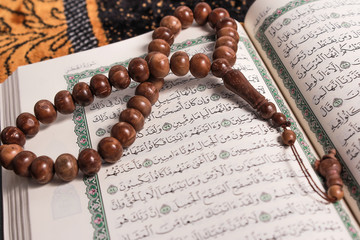 Tasbih with the Quran as a background