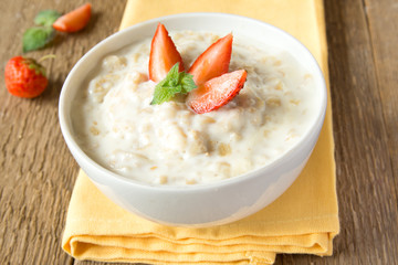 oatmeal porrige with berries