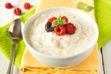 oatmeal porrige with raspberry