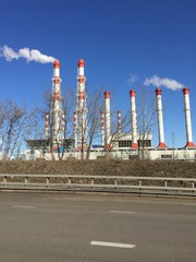 двмящиеся трубы вдоль дороги 