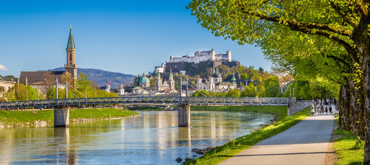 Obraz premium Historyczne miasto Salzburg z rzeką Salzach wiosną, Austria