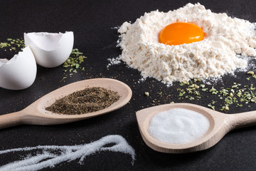 Gewürze Kräuter Ei und Mehl auf Granitplatte