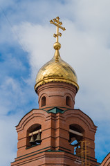 Obraz premium кирпичная колокольня с золотым куполом