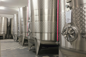 contenitori in acciao inox per lavorazione del vino