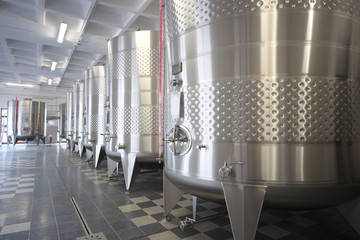 contenitori in acciao inox per lavorazione del vino