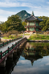 Hyangwonjeong mit Brücke