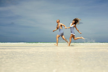 Fototapeta premium Happy couple on the beach