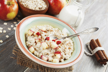Porridge with cinnamon and caramelized apples