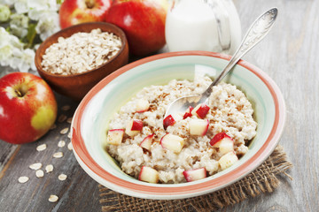 Porridge with cinnamon and caramelized apples