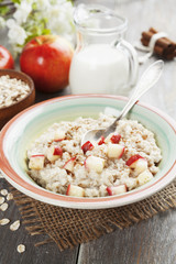 Porridge with cinnamon and caramelized apples