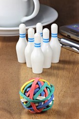 Schreibtischbowling mit Gummibandball