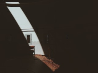 rayo de luz en interior de una casa